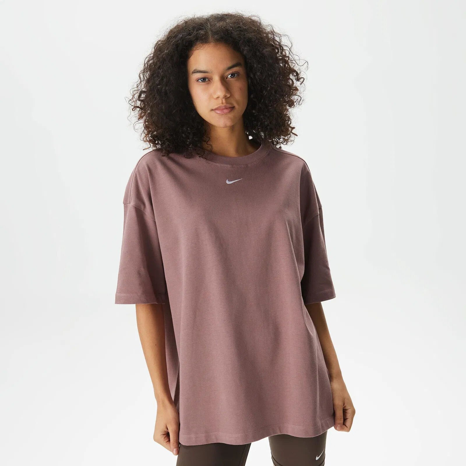 Nike Sportswear Essential Oversized Kadın  T-Shirt dx7910-206 (BİR BEDEN KÜÇÜK ALMANIZI  ÖNERİYORUZ)